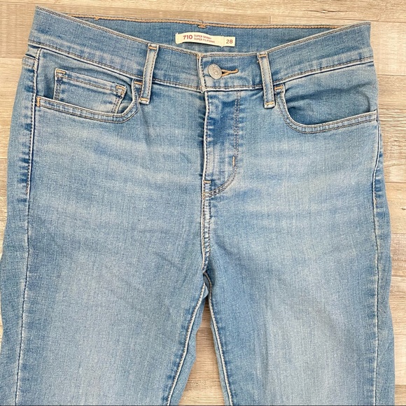 Levi’s 710 Super Skinny Ripped Jean in Ontario Spring Light Wash - Picture 6 of 10
